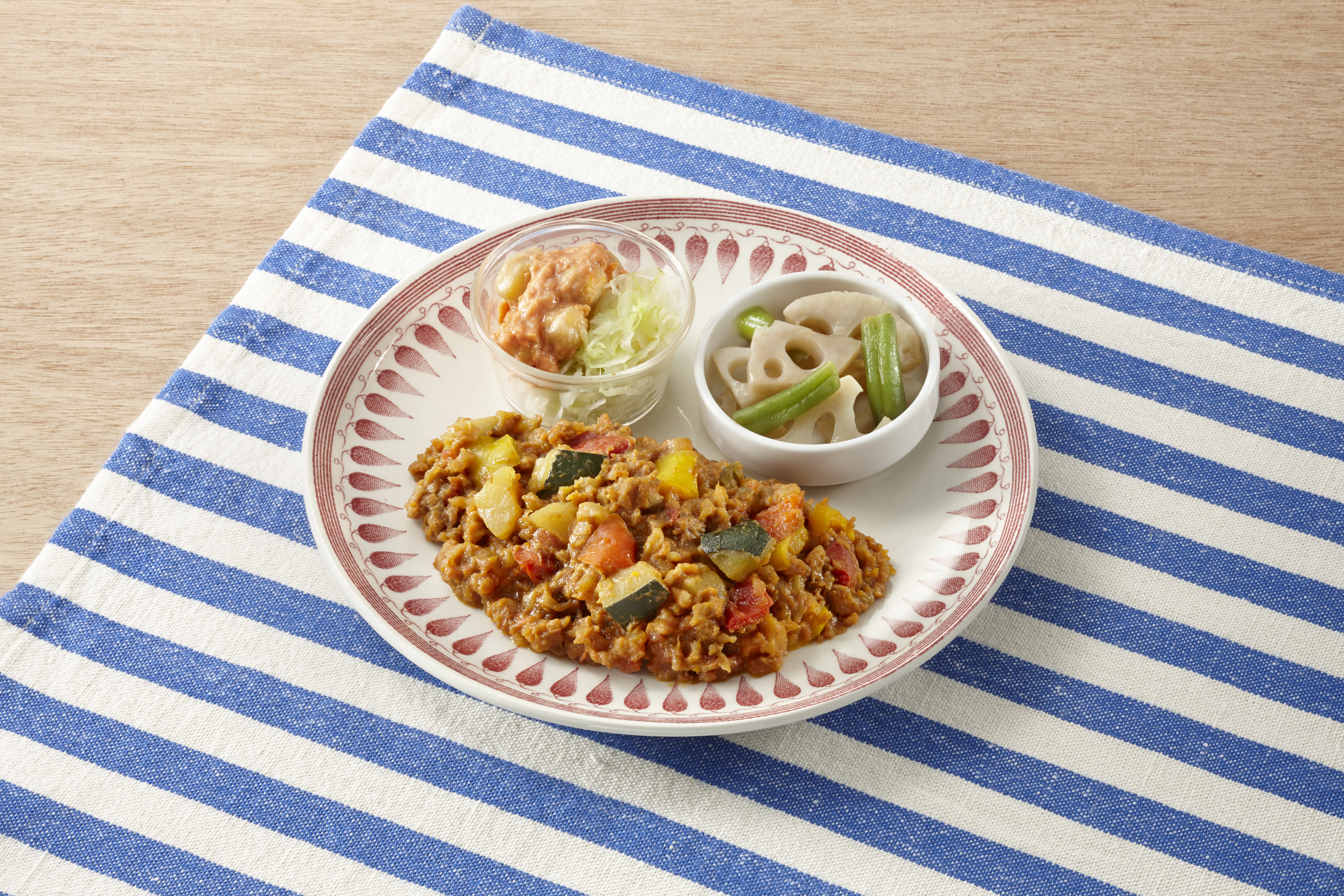 （三菜）６種野菜のキーマカレーとワタミファームの人参ドレッシング